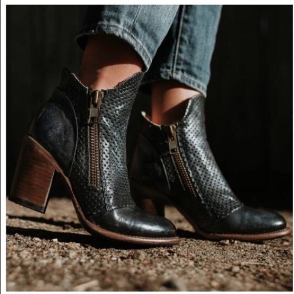 FreeBird Bowie black navy ankle boots size 9